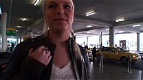 Русский бойфренд пялит в задницу девчоночку с фаллоимитатором в пилотке