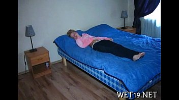 Вскоре после отсоса члена с подружкой лежащий на кровати паренек онанирует пенис