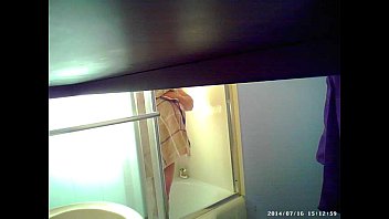 Пышногрудая африканка лобызает белому туристу пенис в общественном туалете